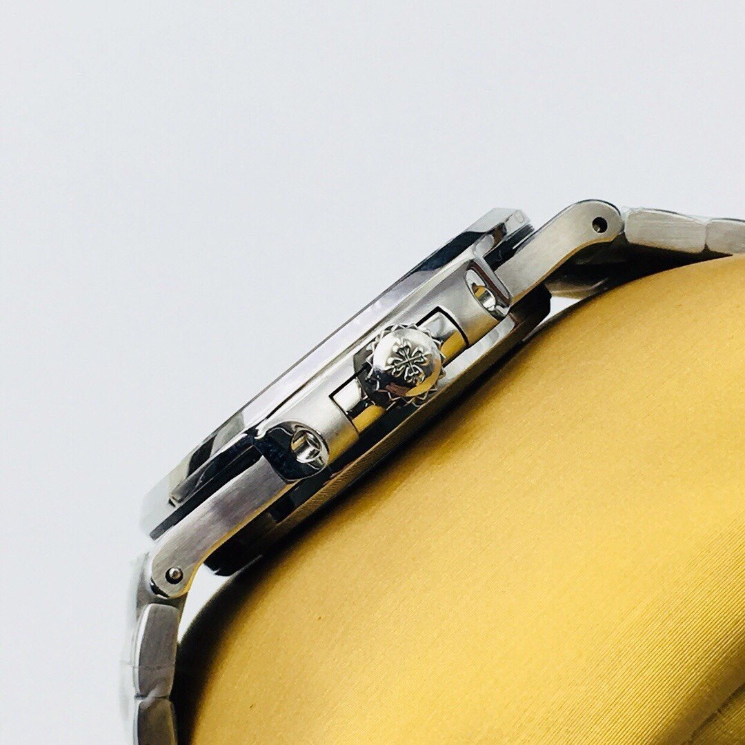 PATEK NAUTILUS 5711 STAINLESS STEEL WHITE DIAL