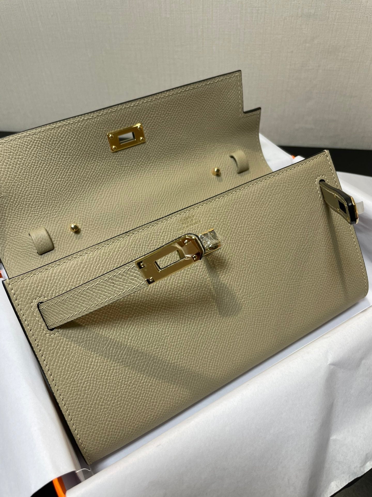 kelly to go wallet 20.5 lichen epsom gold hardware
