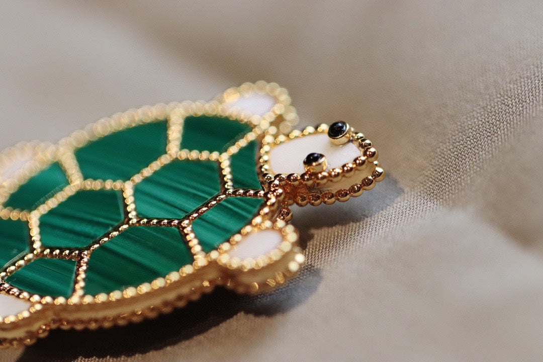 VCA Brooch 02