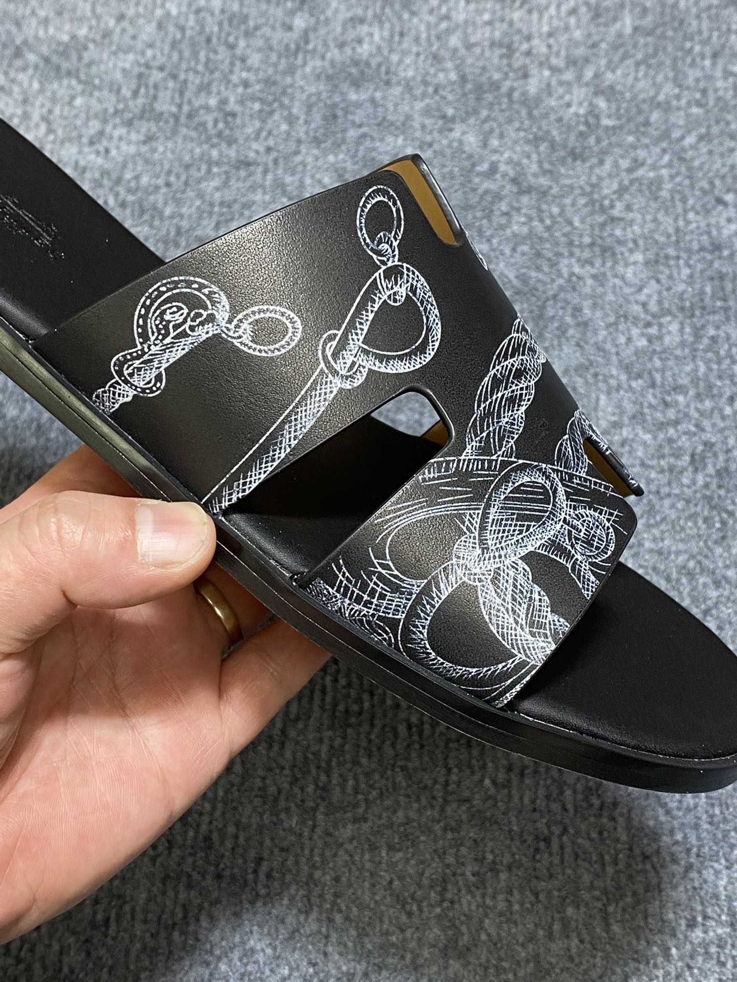 HM IZMIR SANDAL BLACK CALFSKIN WITH PATTERNS