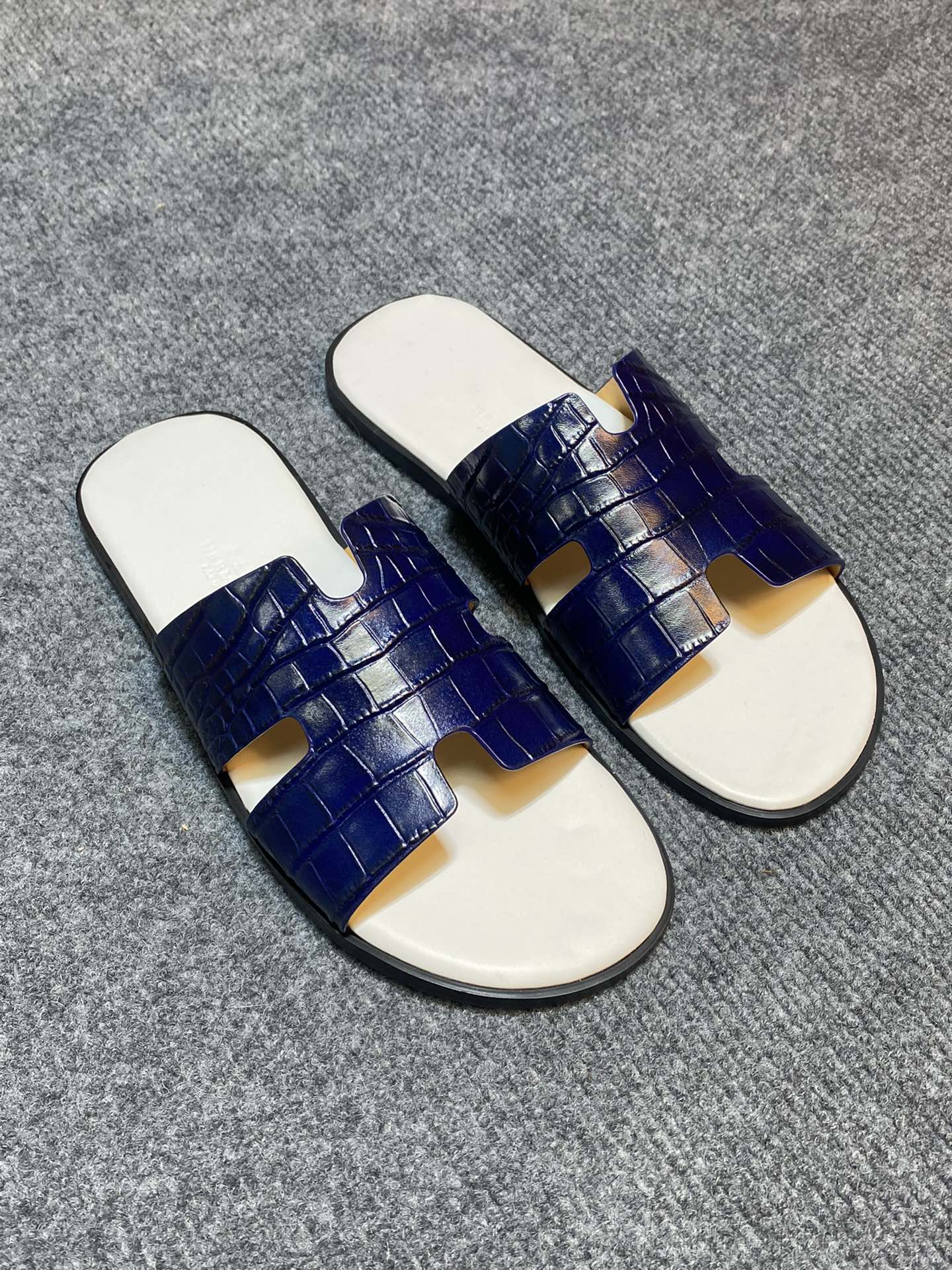 HM IZMIR CROCODILE MOTIF SANDAL NAVY AND WHITE CALFSKIN
