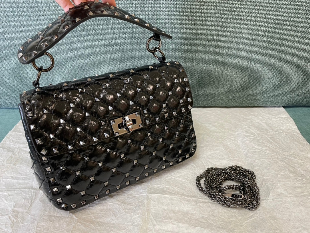garavani rockstud spike medium 24cm black lambskin