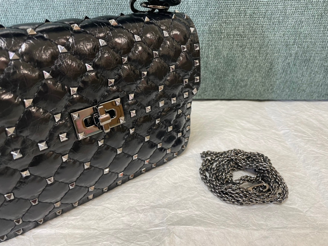 garavani rockstud spike medium 24cm black lambskin