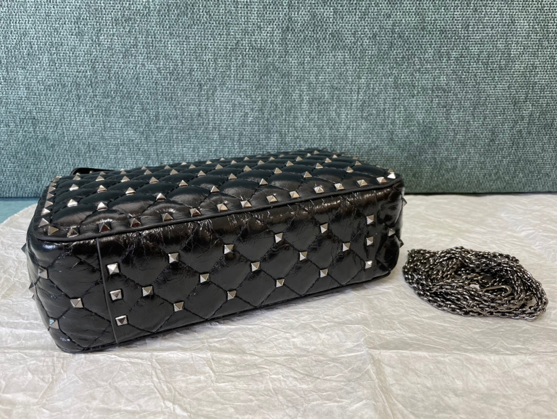 garavani rockstud spike medium 24cm black lambskin