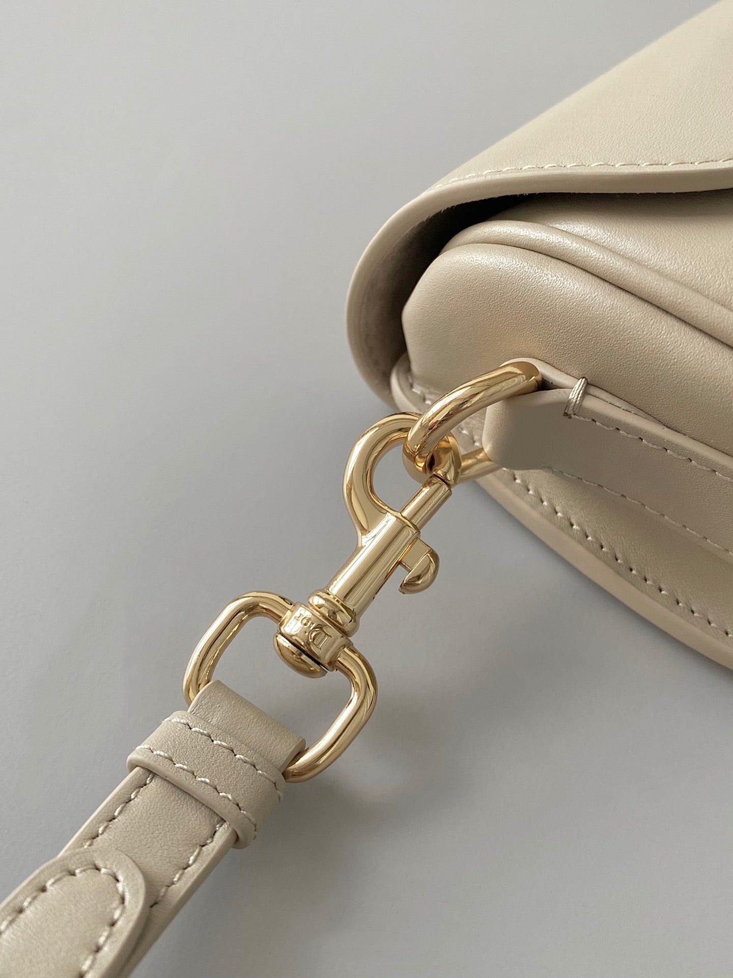 medium cd east west 22cm beige calfskin ghw