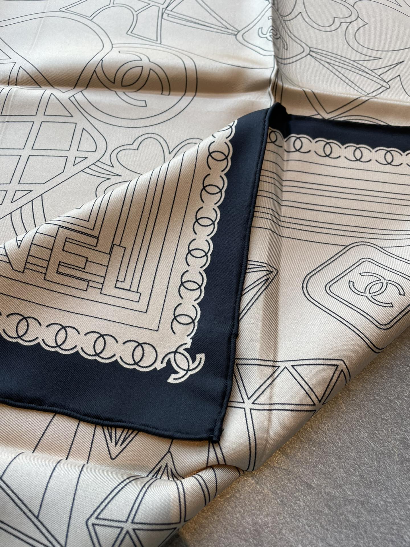 CC Square Scarf 90 CM In Beige Mix Black Cashmere Silk 288708