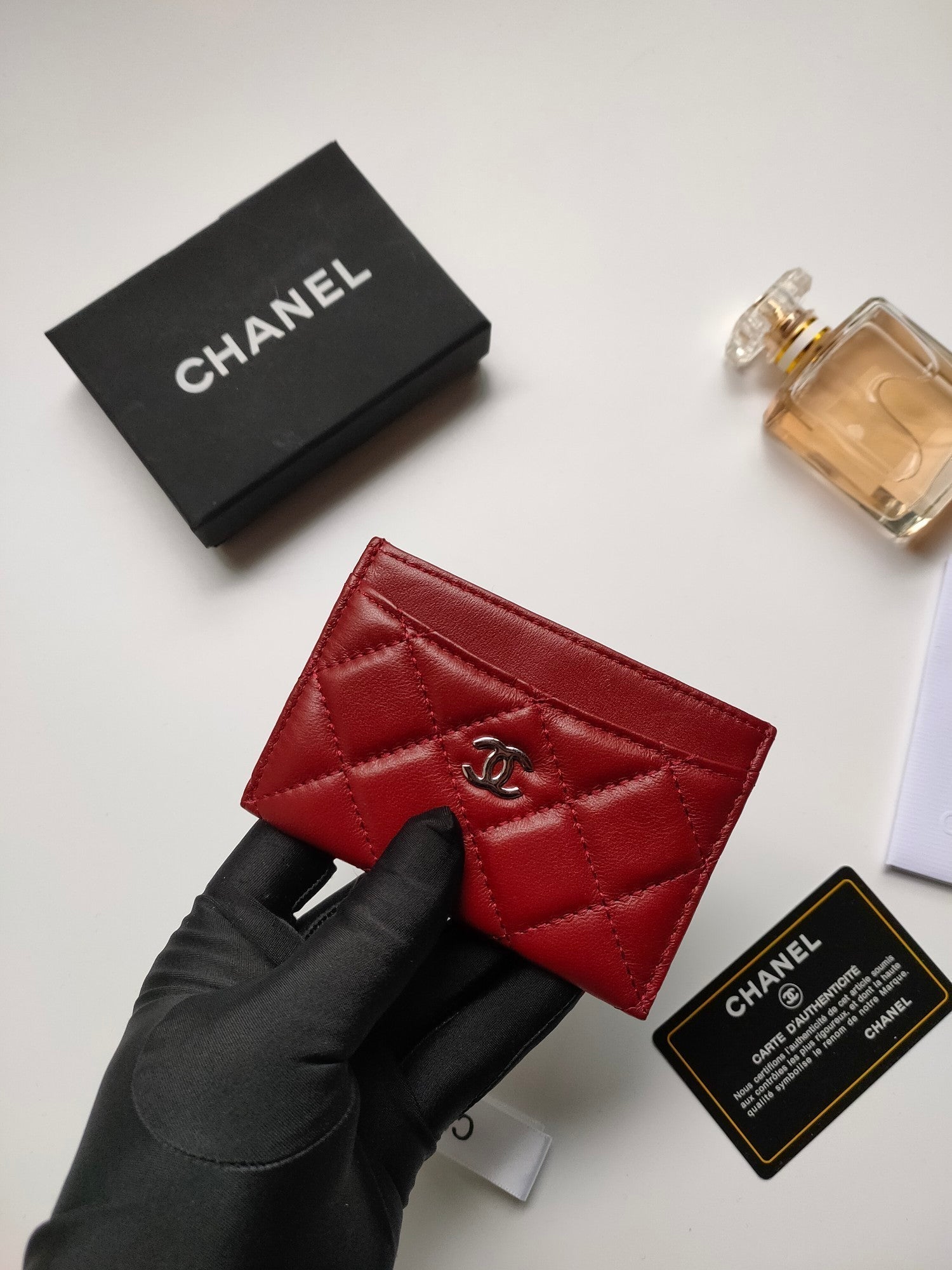 CC CARD HOLDER 11.2 CRIMSON CALFSKIN GOLD ICON