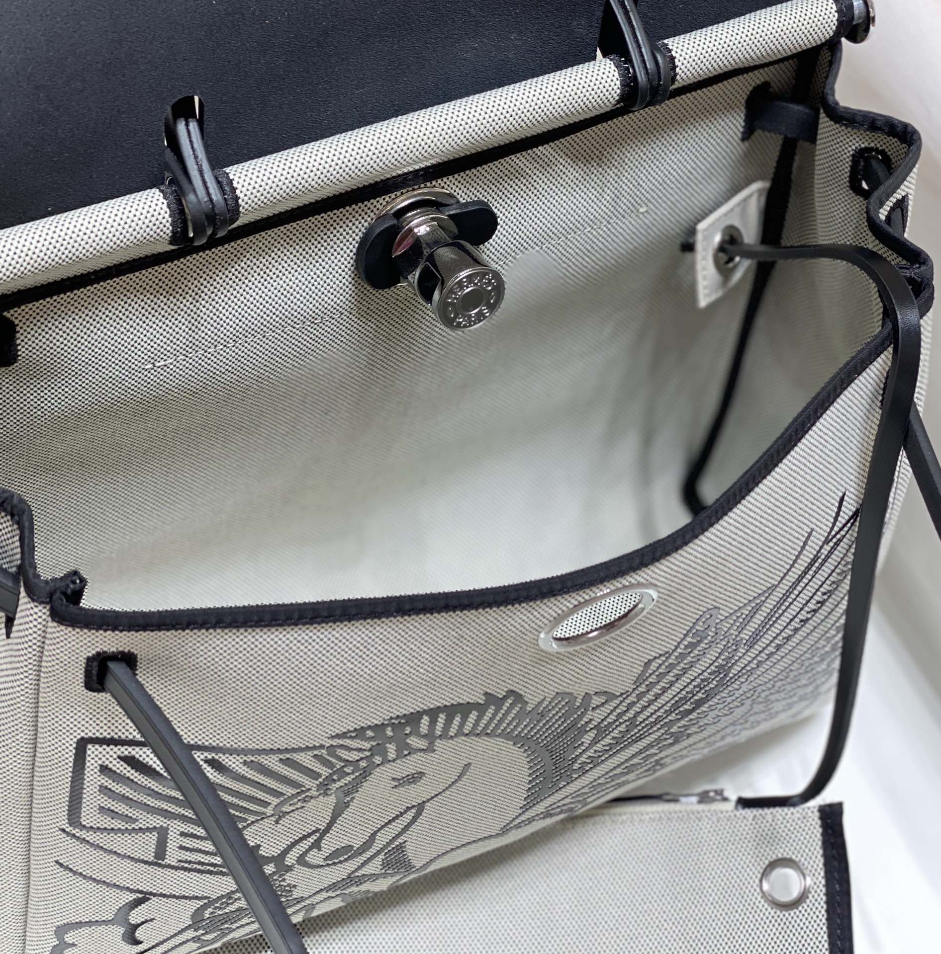 HM Pegase Pop Herbag Zip 31 White Black Canvas Black Cowhide Leather