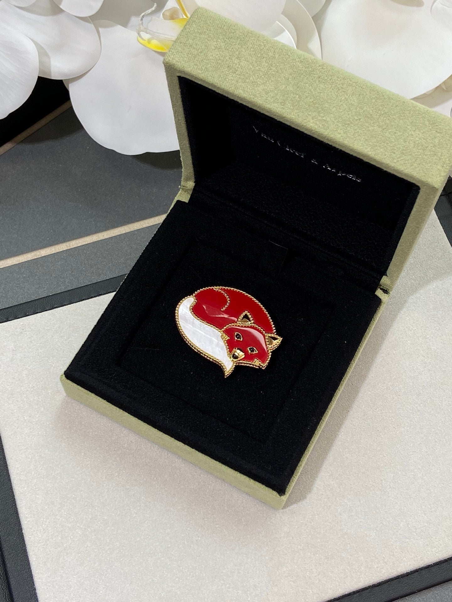 VCA Brooch 12