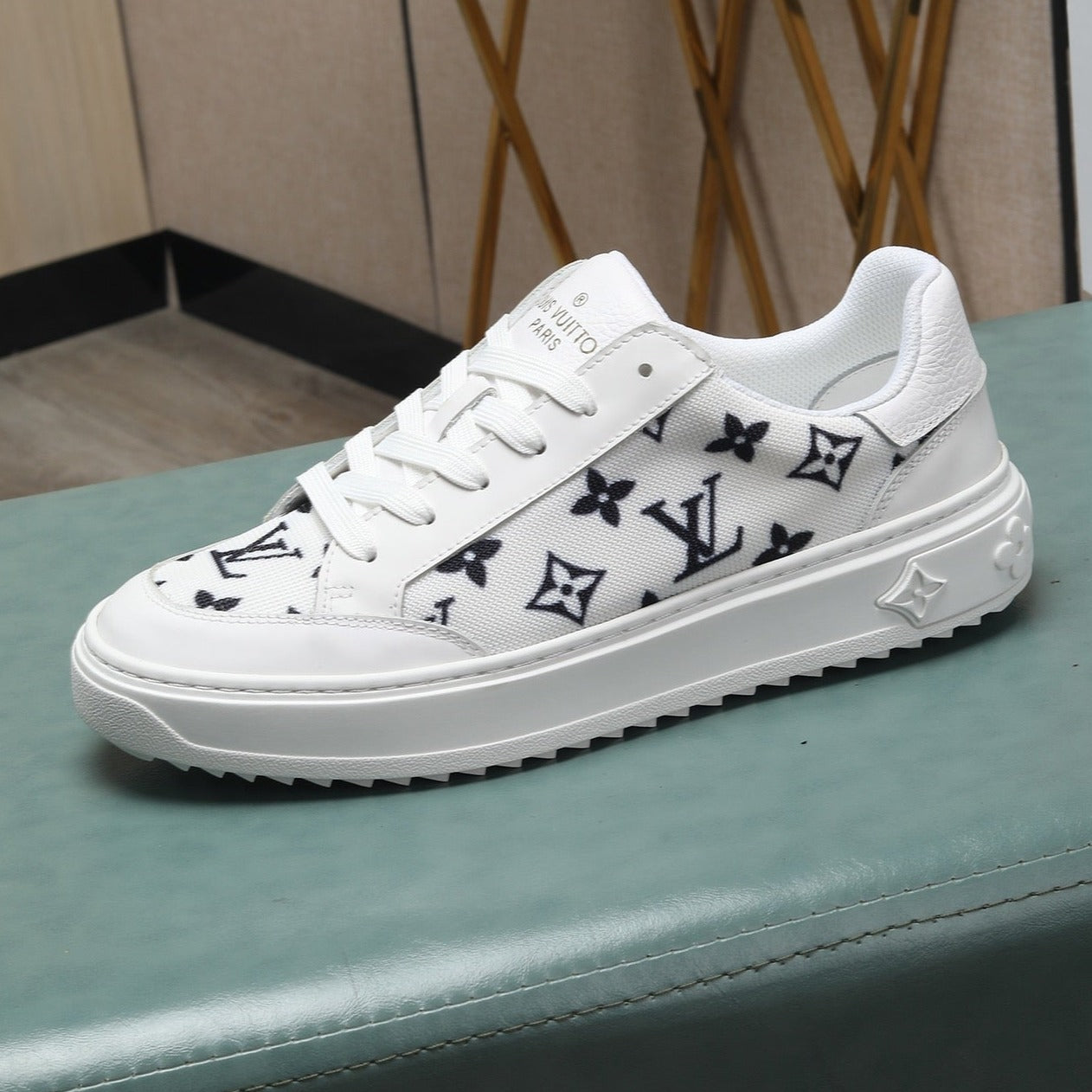 LV TRAINERS IN WHITE CALFSKIN AND MONOGRAM CANVAS