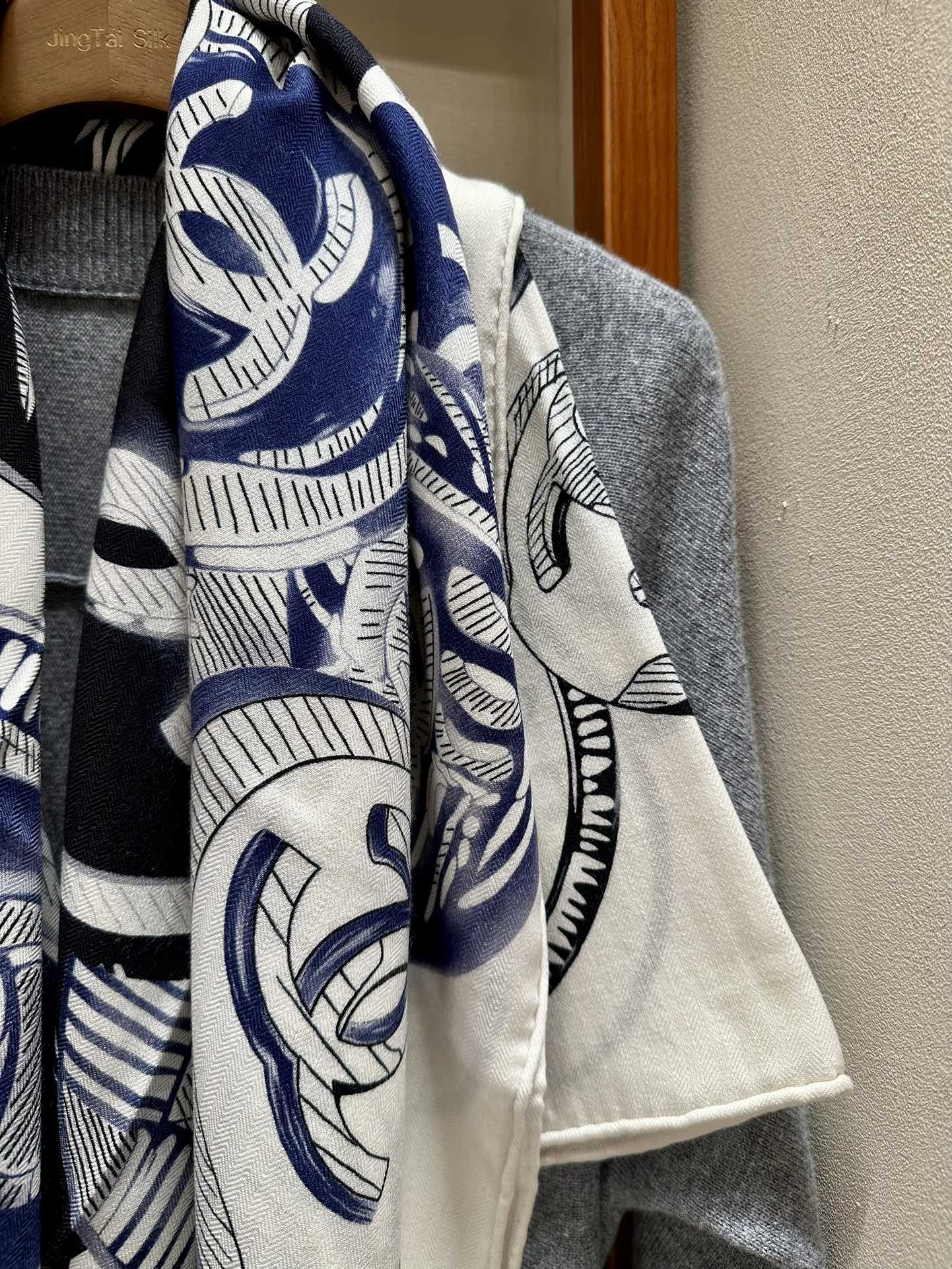 CC Square Scarf 140 CM In White Colorful Cashmere And Silk 418149