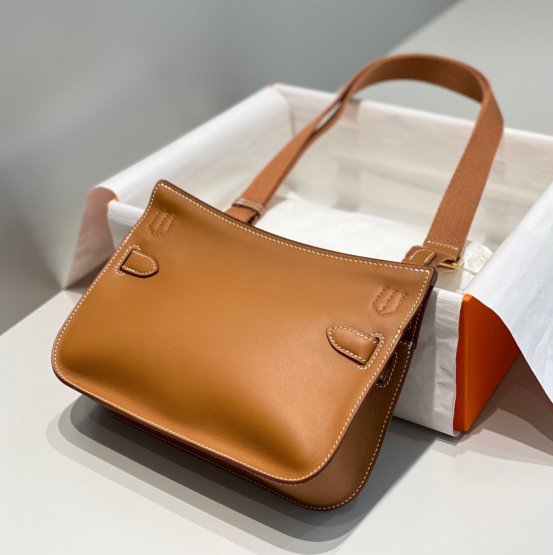 KELLY 23CM JYPSIERE TAN LEATHER CROSSBODY BAG GHW