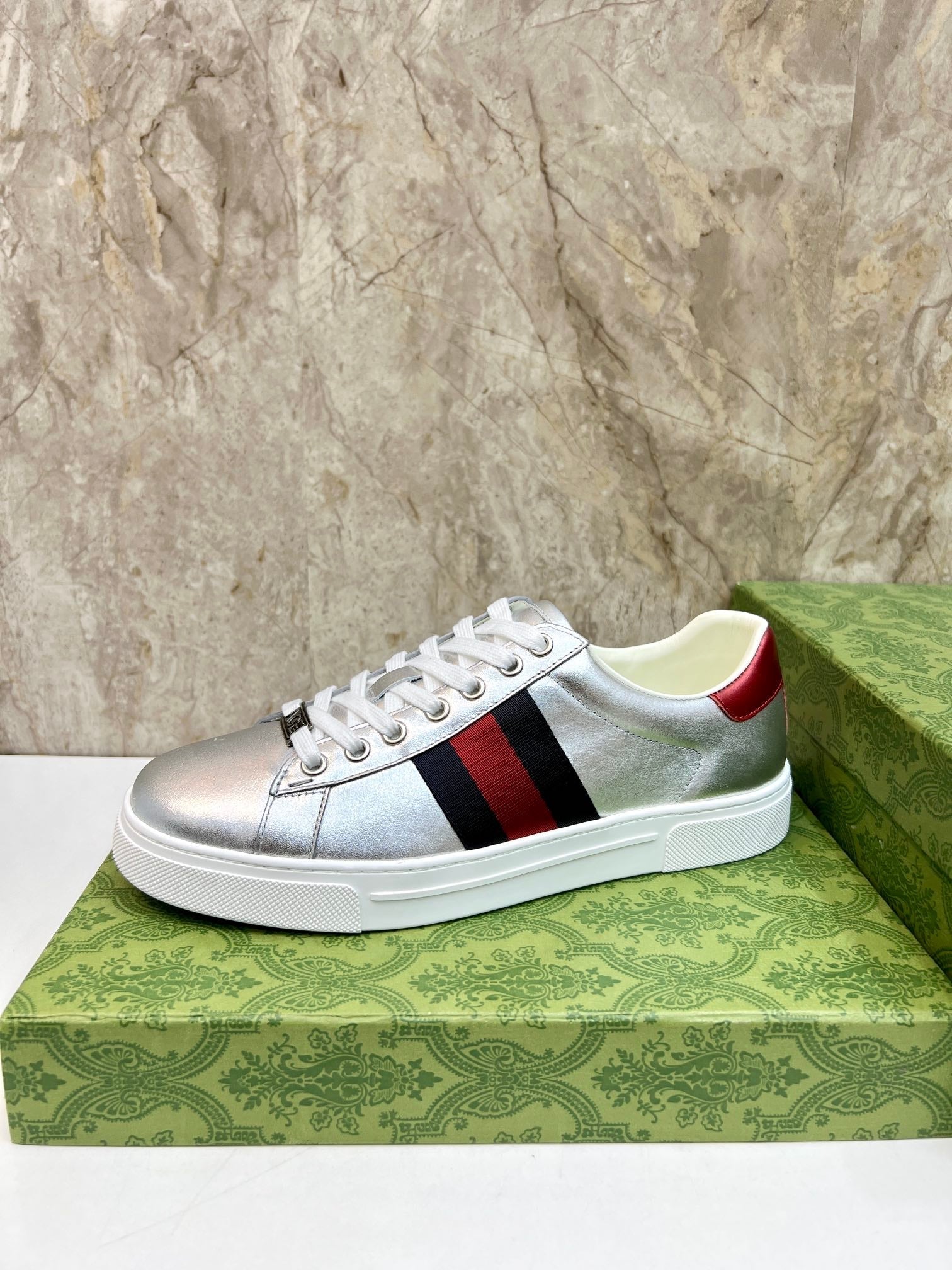 GG Men's ACE Sneaker Silver Calfskin 525953