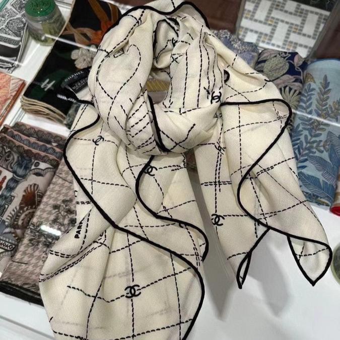 CC Square Scarf 140 CM In White Black Cashmere Silk 373590