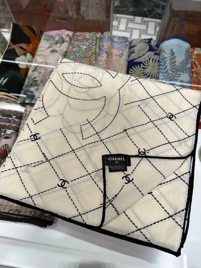 CC Square Scarf 140 CM In White Black Cashmere Silk 373590