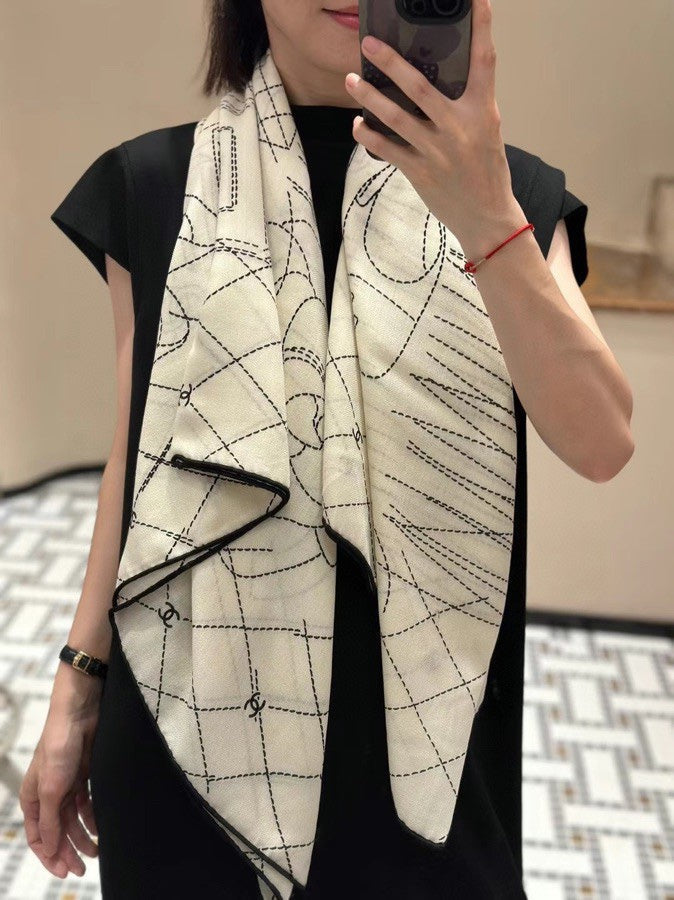 CC Square Scarf 140 CM In White Black Cashmere Silk 373590