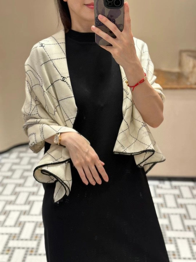 CC Square Scarf 140 CM In White Black Cashmere Silk 373590