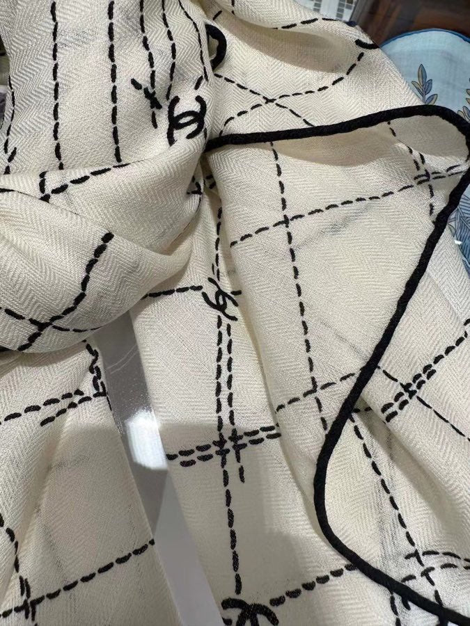 CC Square Scarf 140 CM In White Black Cashmere Silk 373590