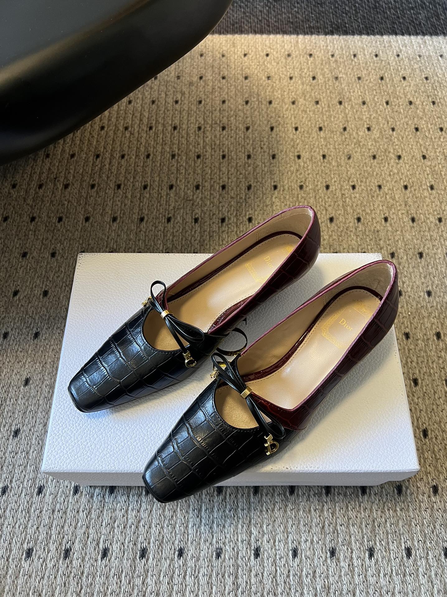 CD 26s Low Heel Pump 30 Black Burgundy Cowhide 651160