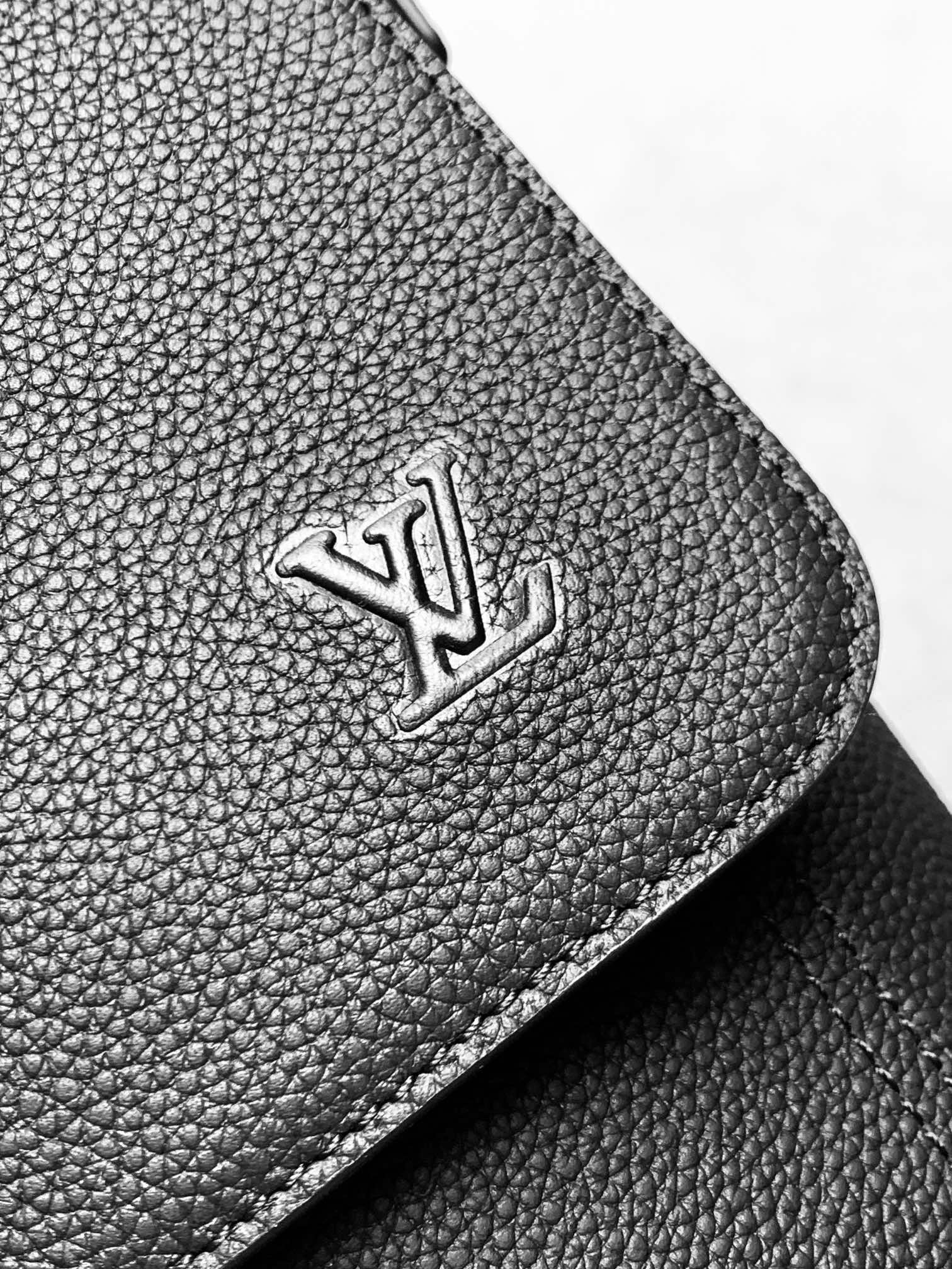 LV 2026 Speed Messenger Bag 33cm Black Calfskin