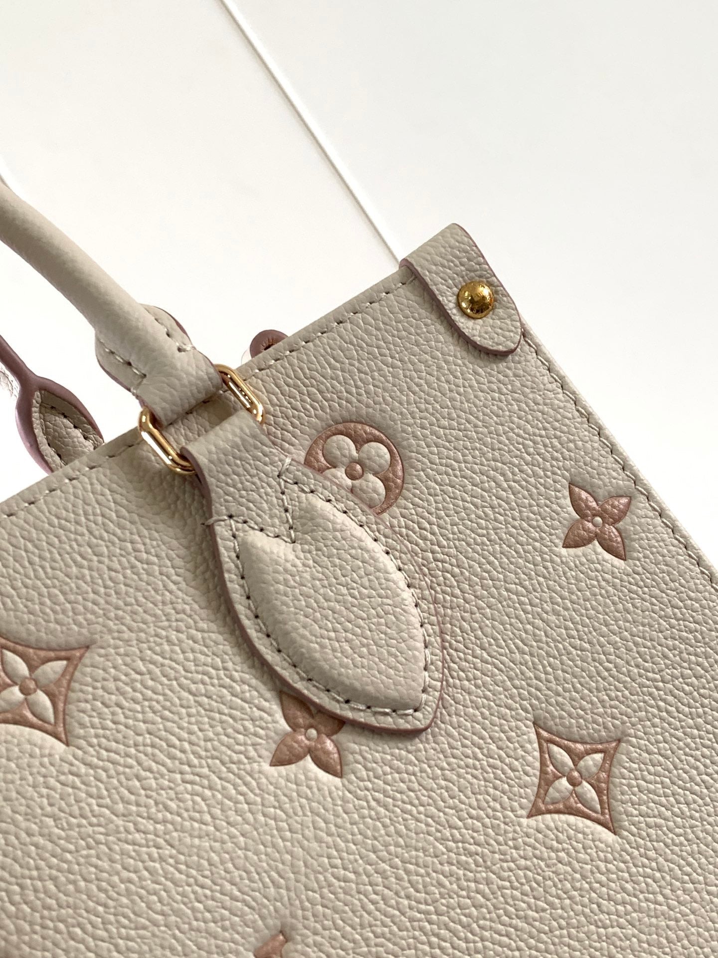 LV 2026 OnTheGo Bag 25cm White Pink Monogram Empreinte leather