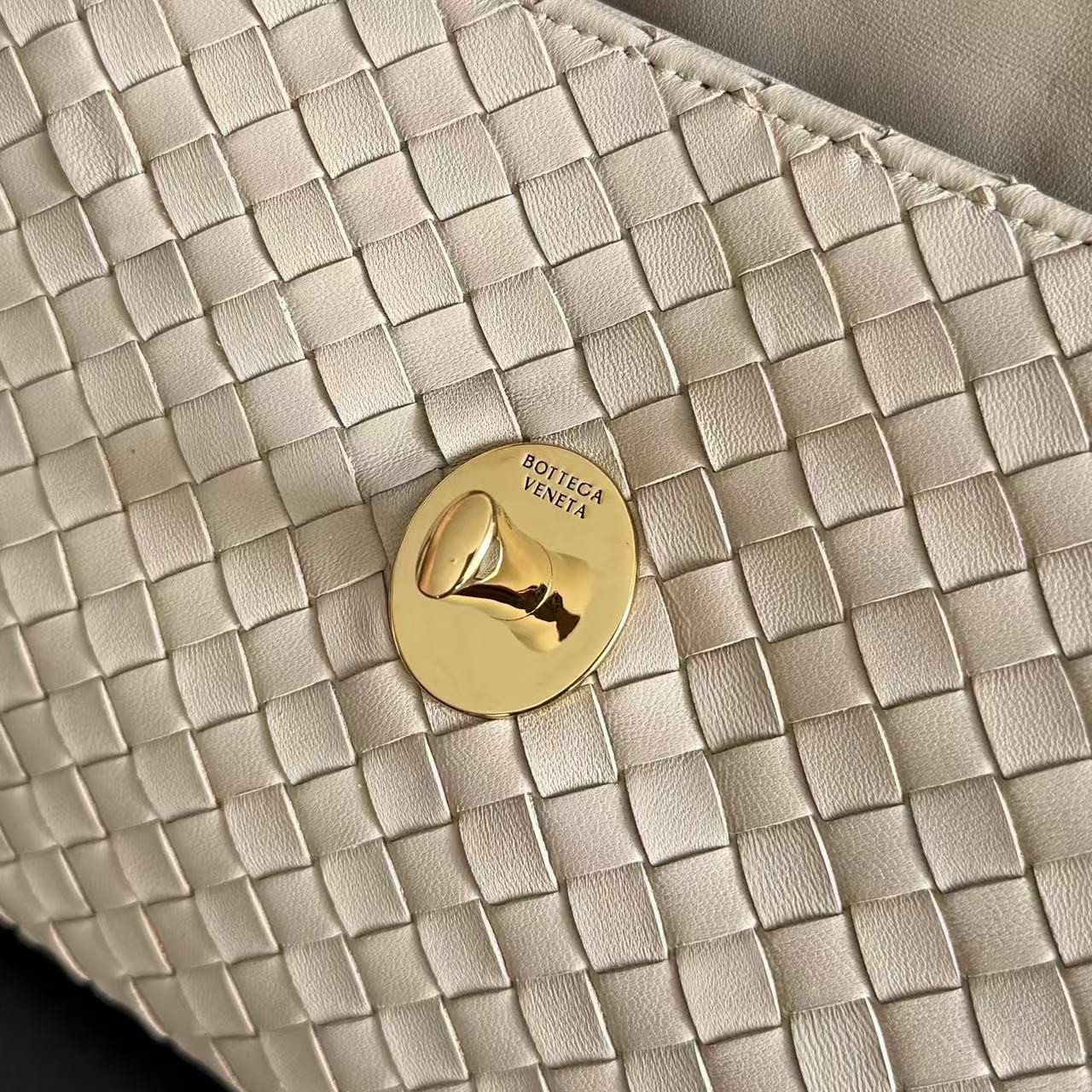 Bottega Veneta 2026 Madison Intrecciato Bag 27cm Beige Leather
