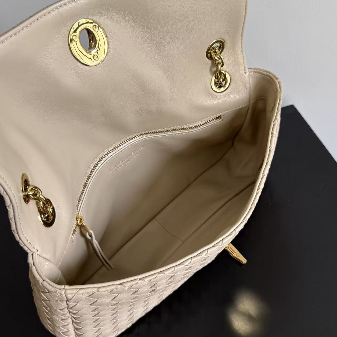 Bottega Veneta 2026 Madison Intrecciato Bag 27cm Beige Leather