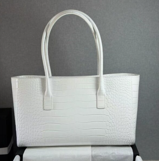 Chanel 25 Crocodile-embossed 40cm Bag White Cowhide 322960