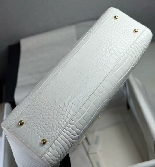 Chanel 25 Crocodile-embossed 40cm Bag White Cowhide 322960