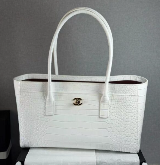Chanel 25 Crocodile-embossed 40cm Bag White Cowhide 322960