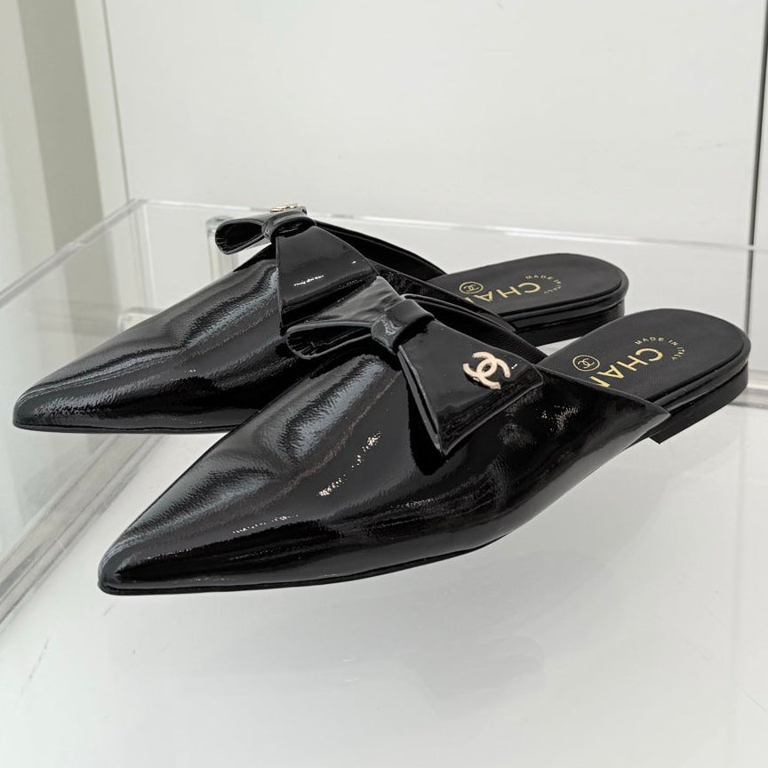 Chanel 2026 New Flat Mules Patent Leather Sheepskin 823436