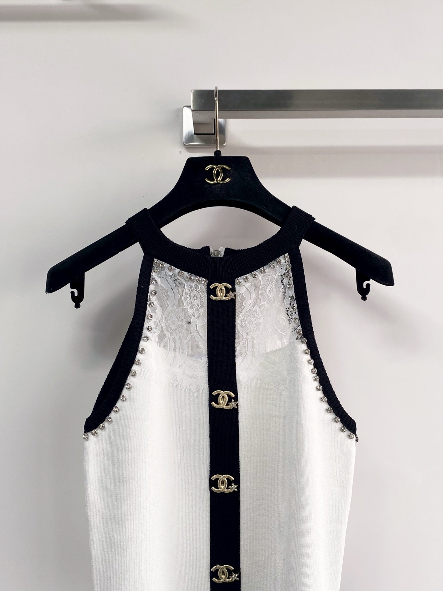 Chanel 2026 Color-Blocked Knitted Vest with Rhinestone-Studded 972720