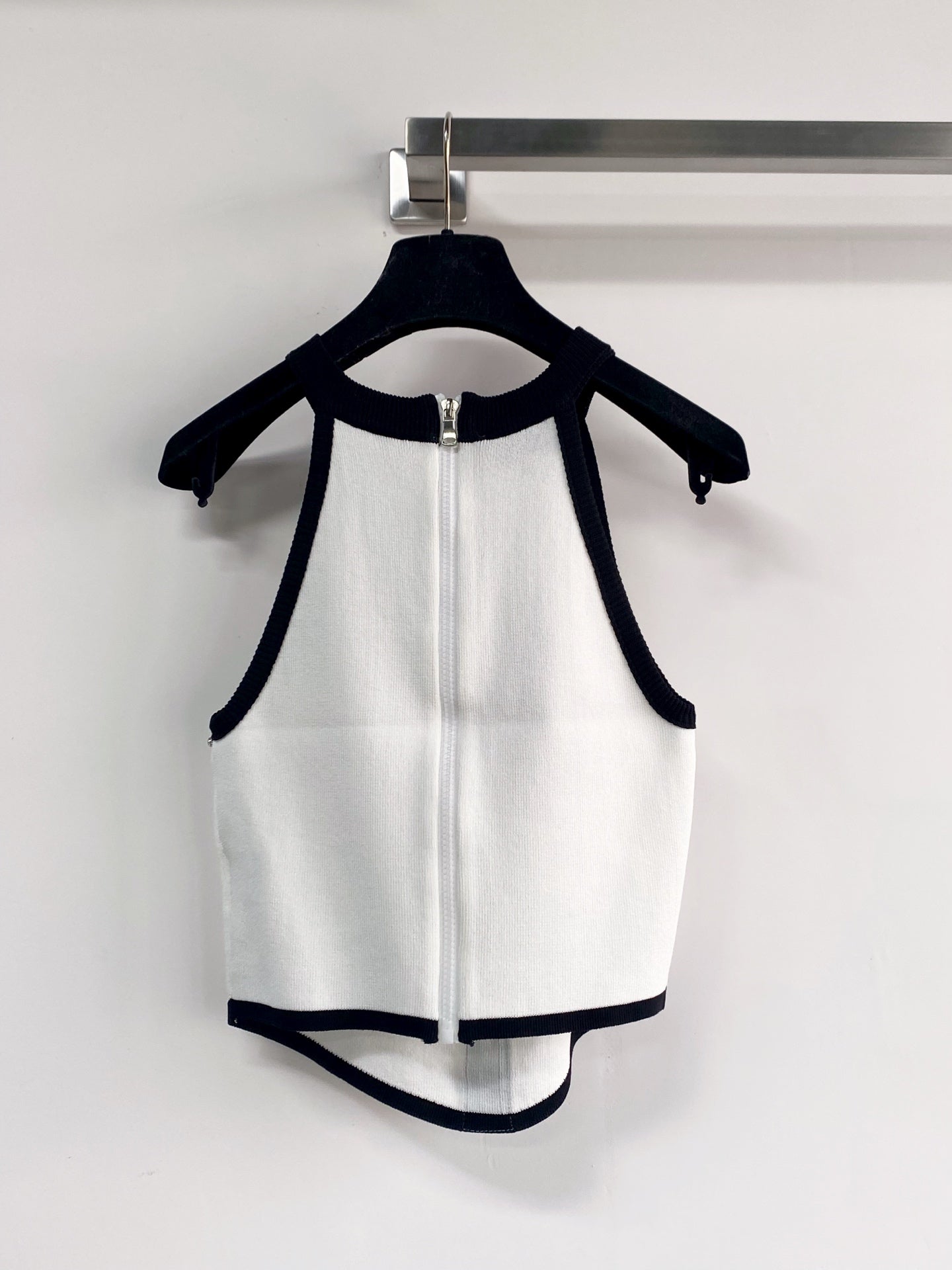 Chanel 2026 Color-Blocked Knitted Vest with Rhinestone-Studded 972720