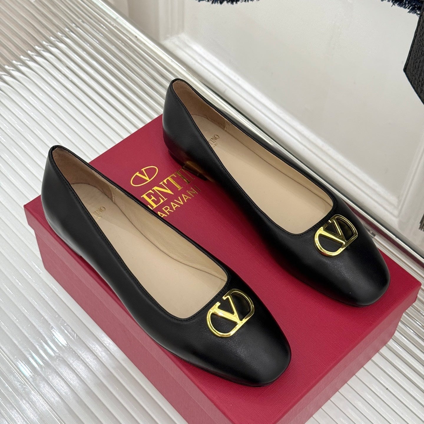 VT 26s Ballet Flats Metal V-buckle Sheepskin 702256
