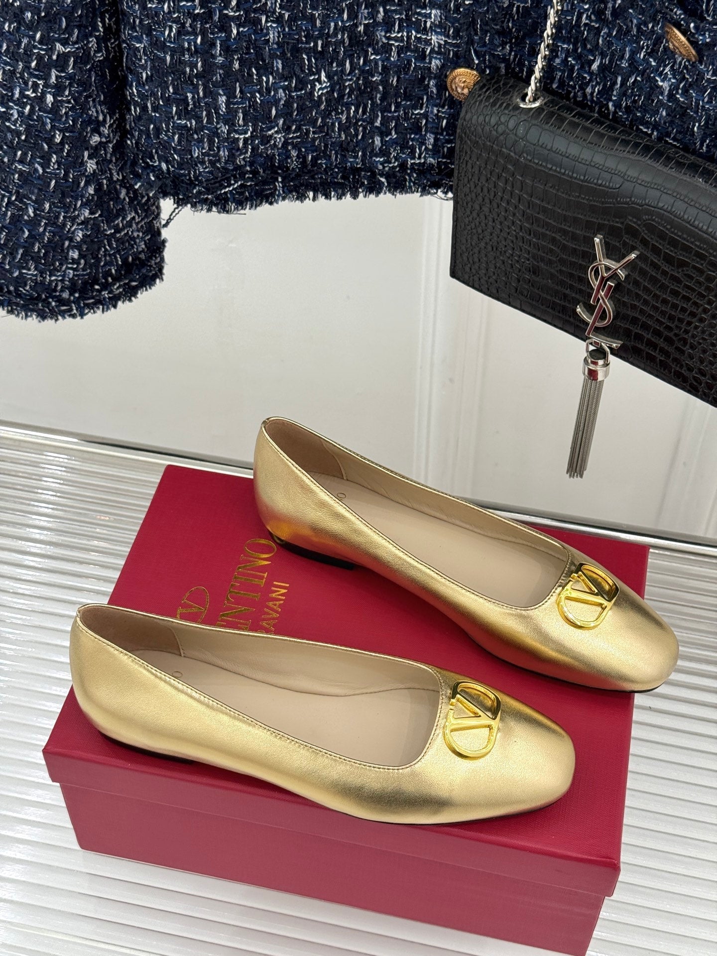 VT 26s Ballet Flats Metal V-buckle Sheepskin 702256