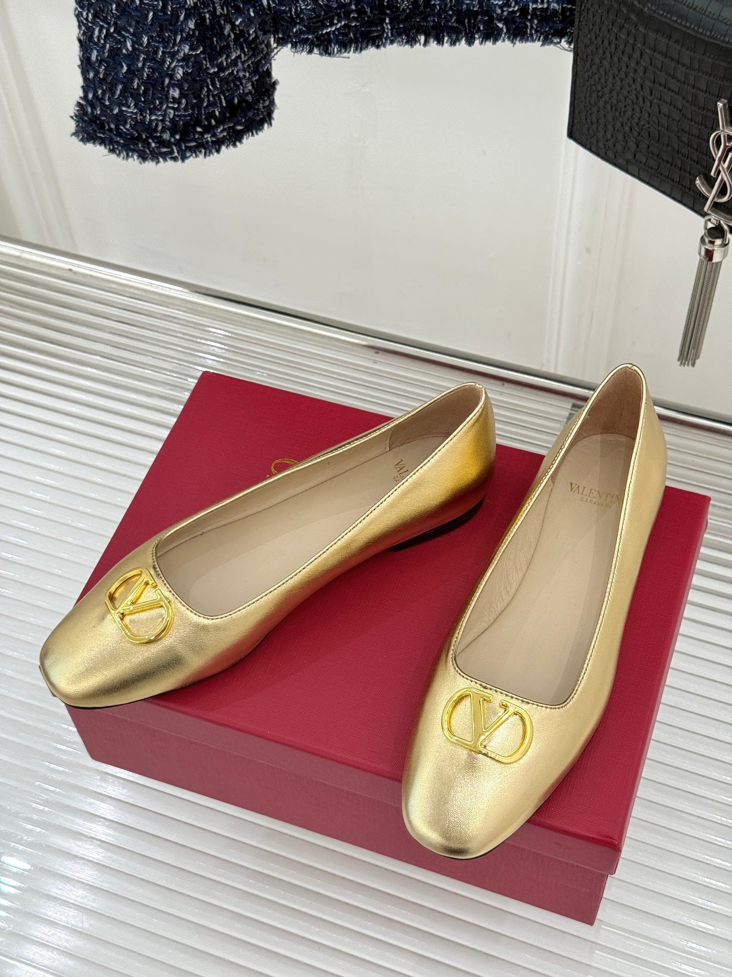 VT 26s Ballet Flats Metal V-buckle Sheepskin 702256