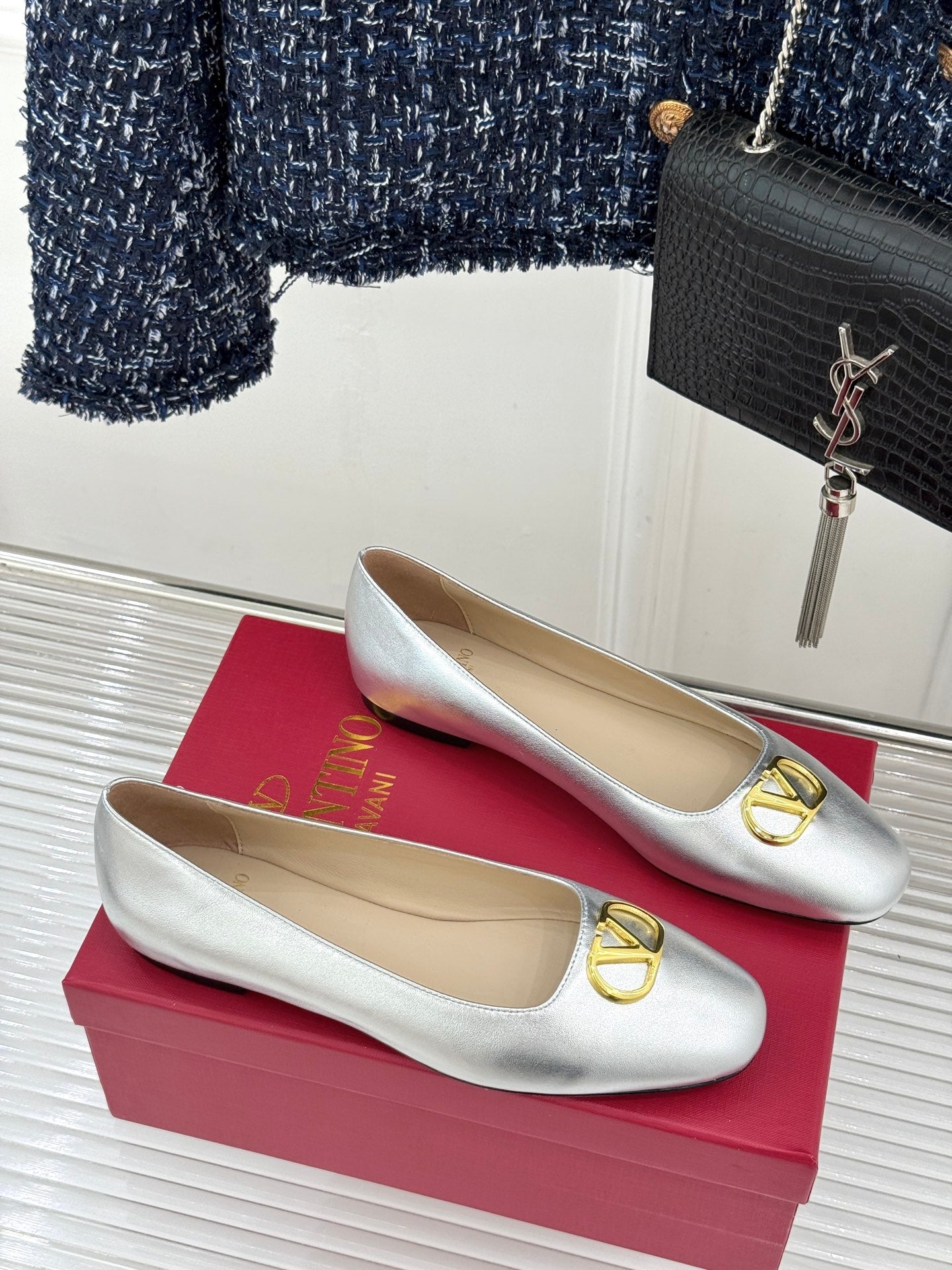 VT 26s Ballet Flats Metal V-buckle Sheepskin 702256