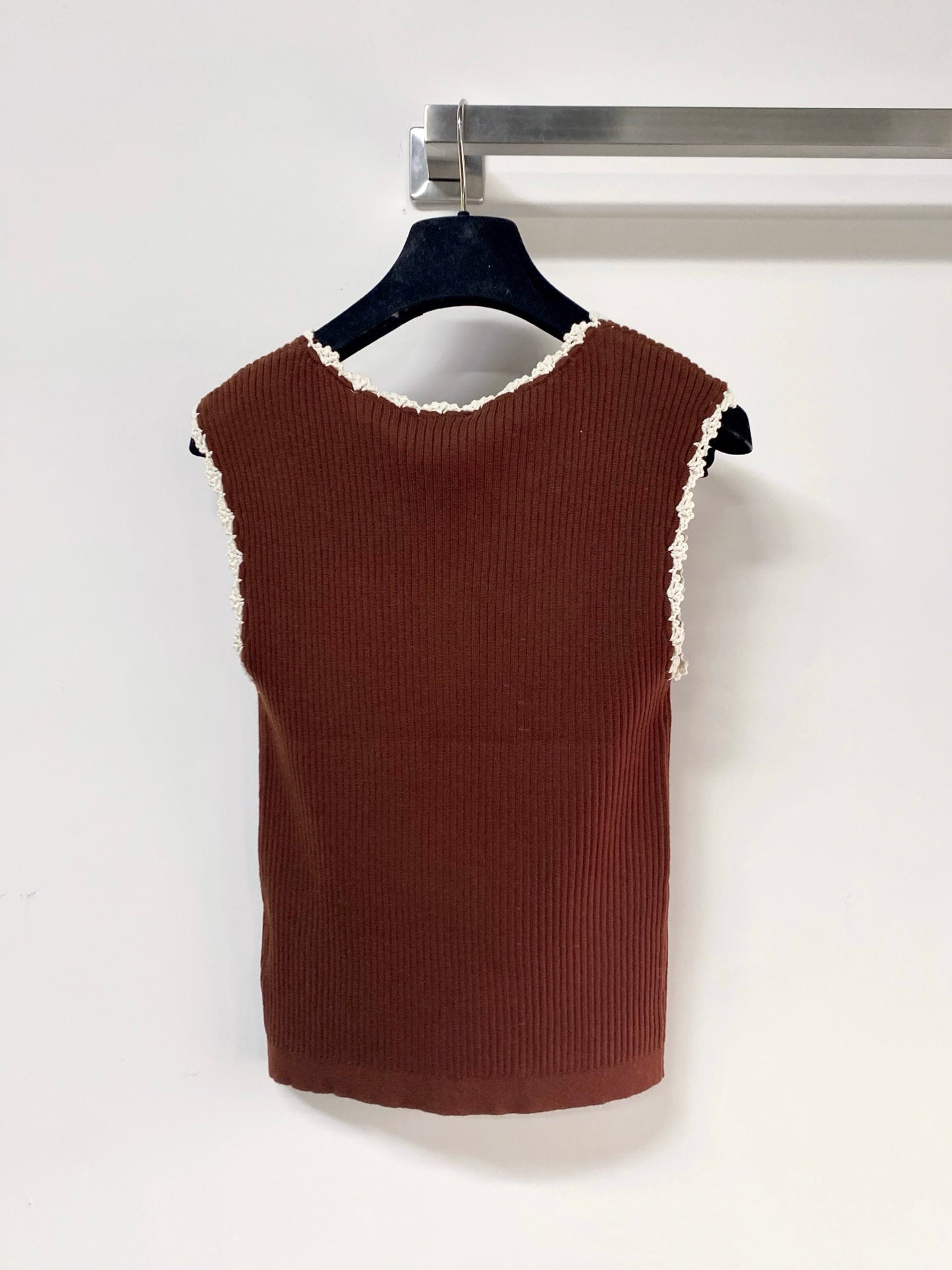 Chanel 2026 Lace-trimmed Knit Vest Wool 366056