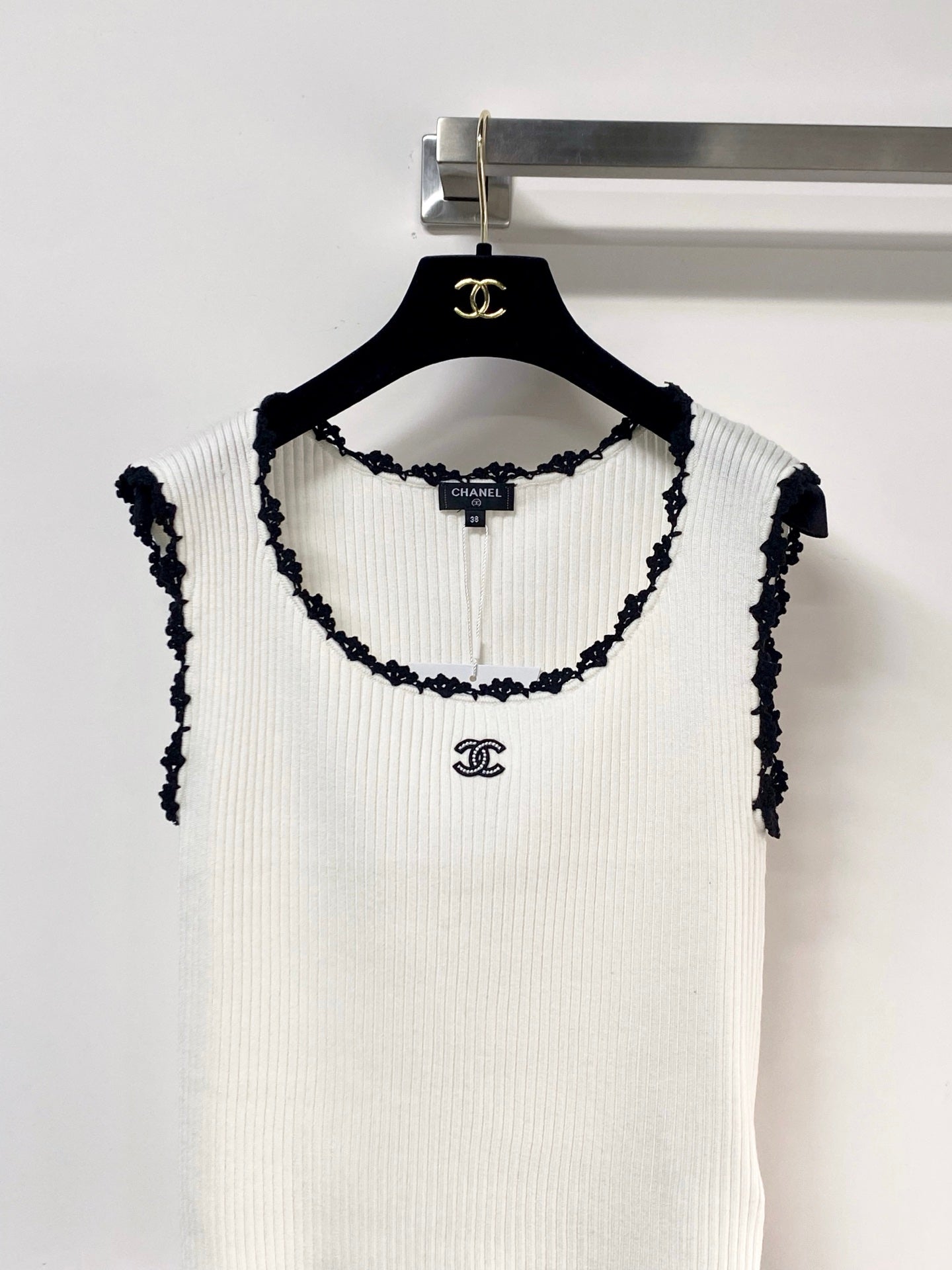 Chanel 2026 Lace-trimmed Knit Vest Wool 366056