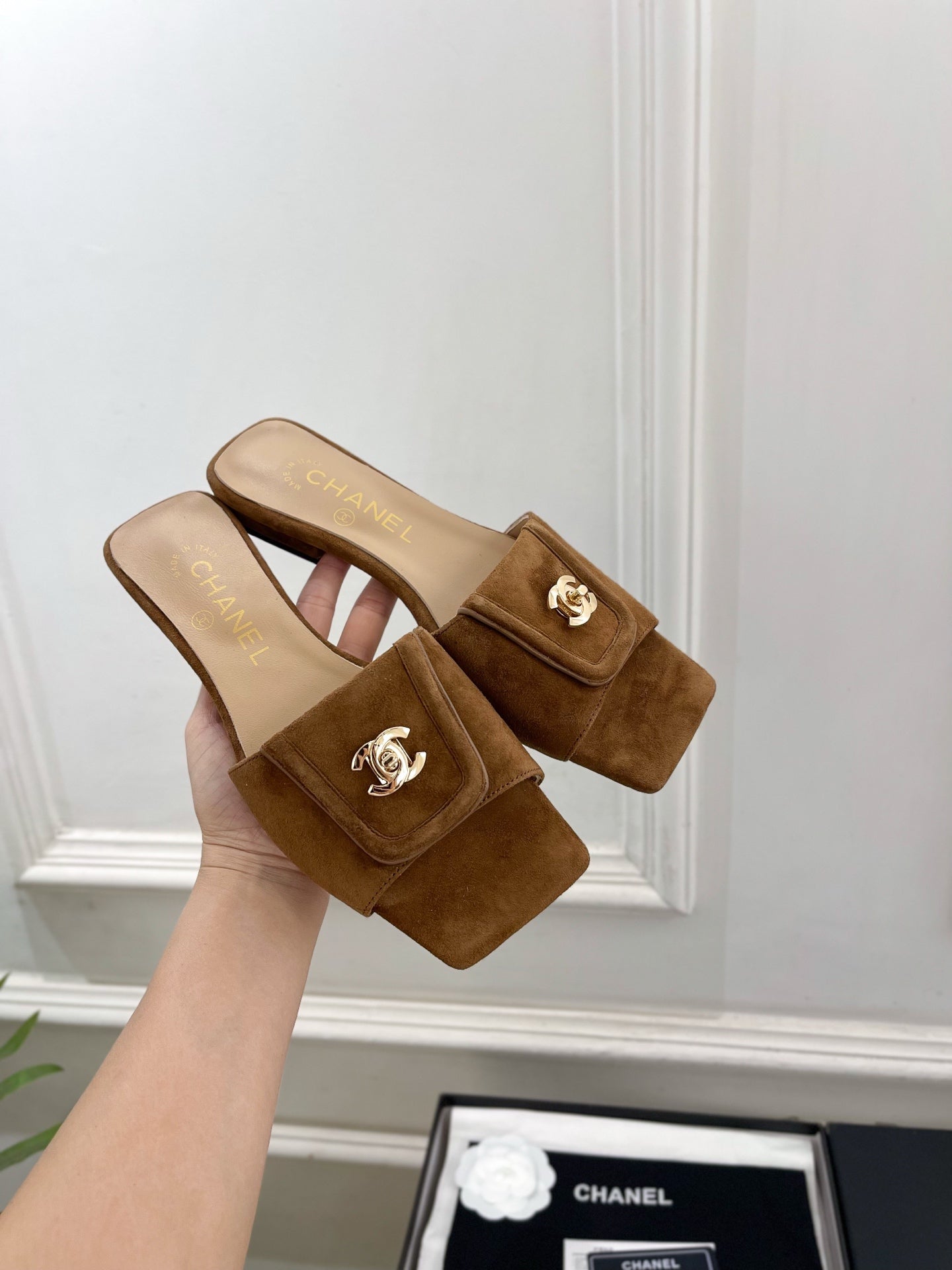 CC 2026 Mule Calfskin Raffia