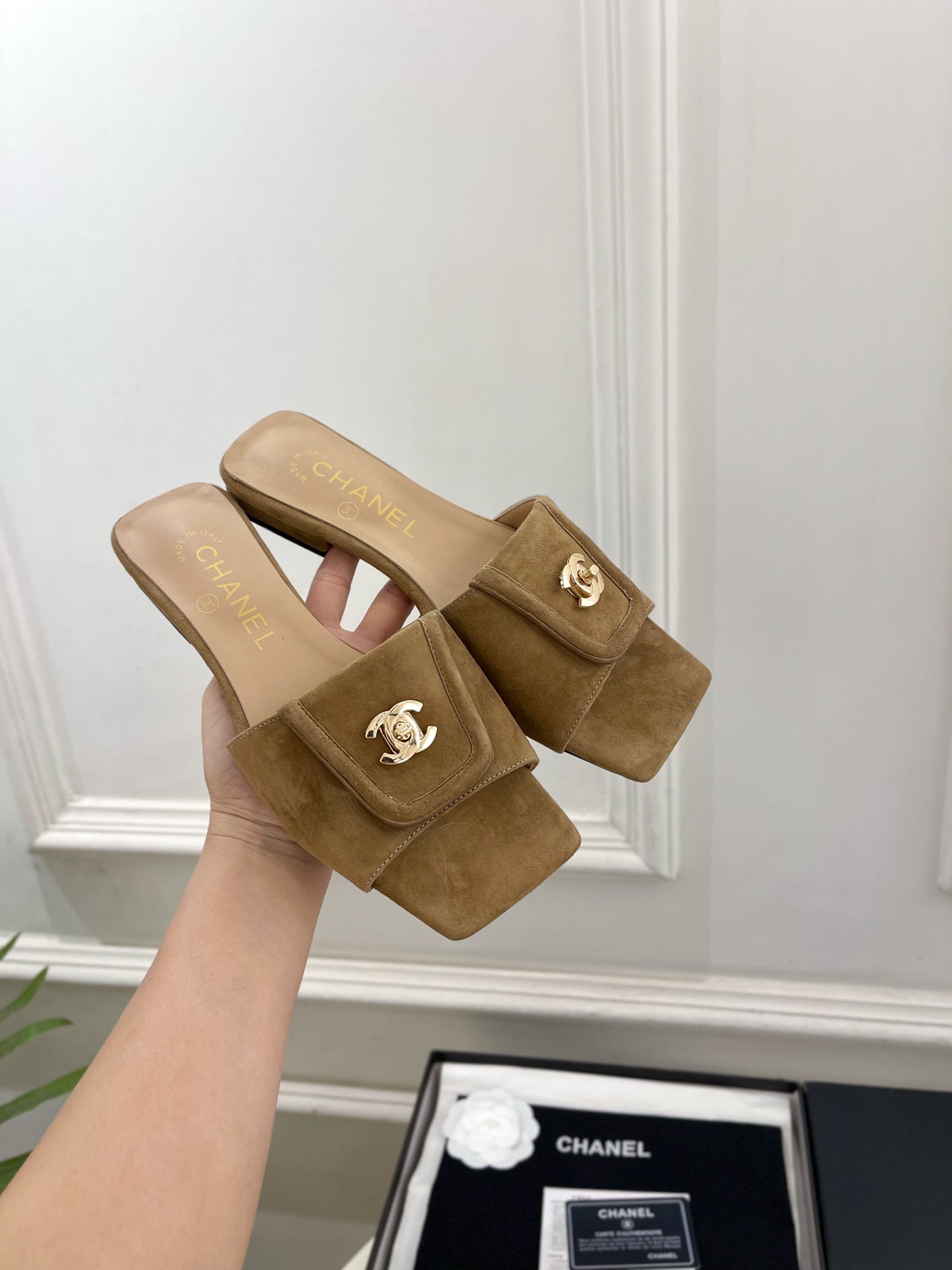 CC 2026 Mule Calfskin Raffia