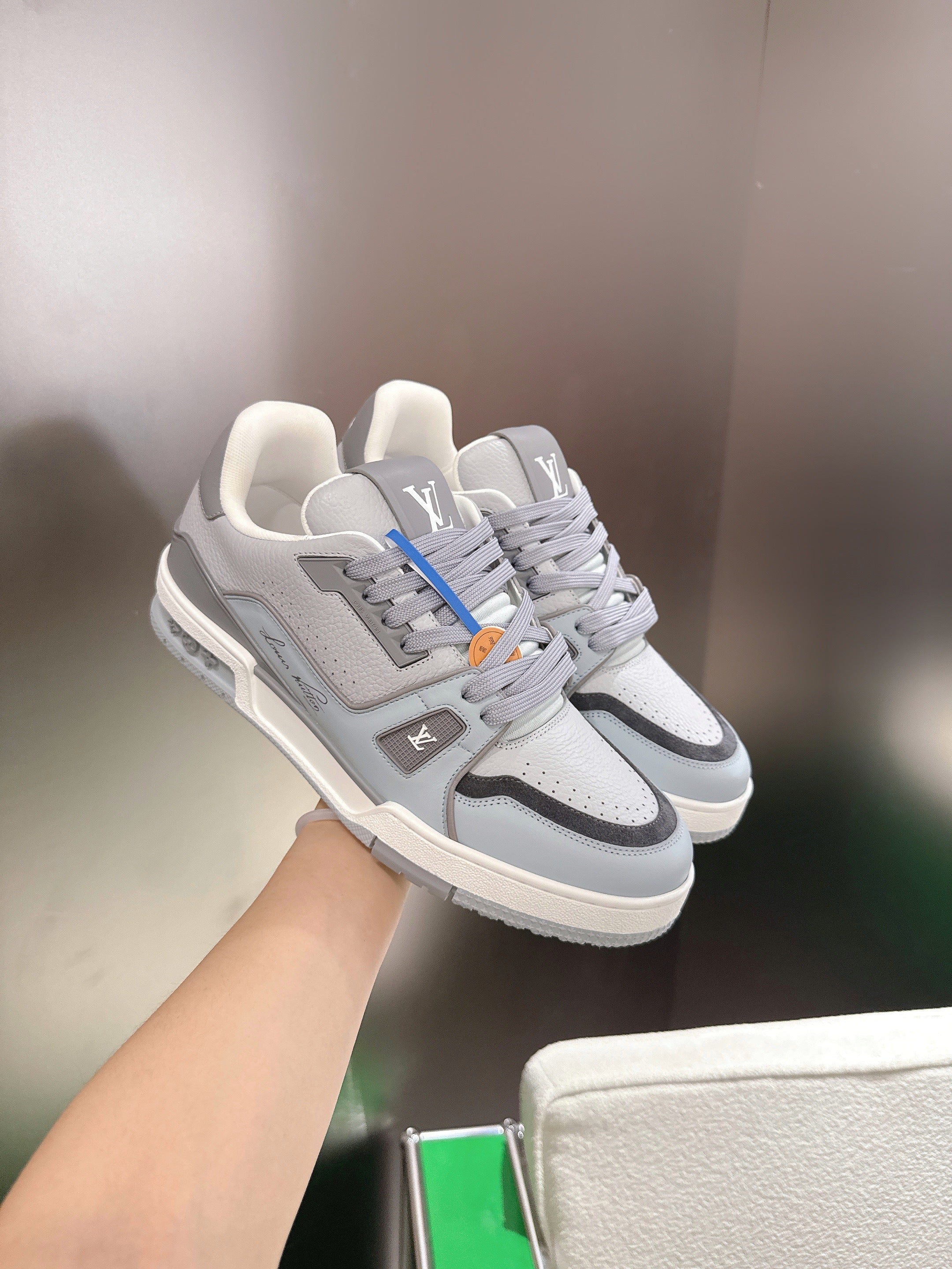 LV 26ss Trainer Sneakers Light Gray Cowhide 632148