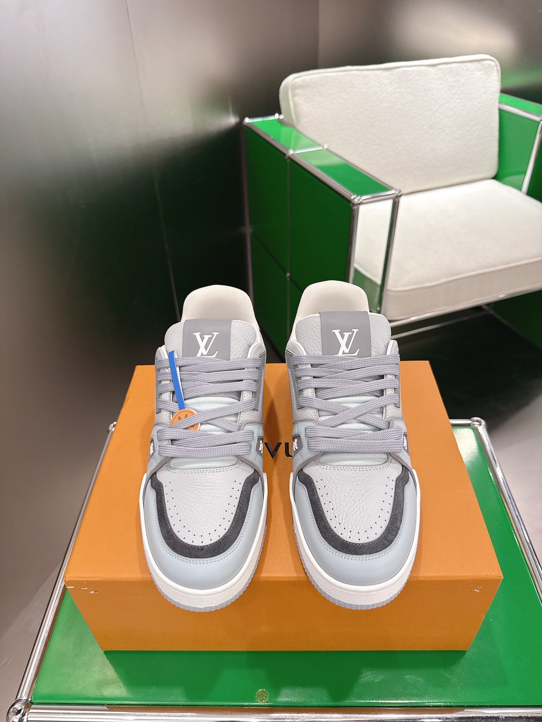 LV 26ss Trainer Sneakers Light Gray Cowhide 632148