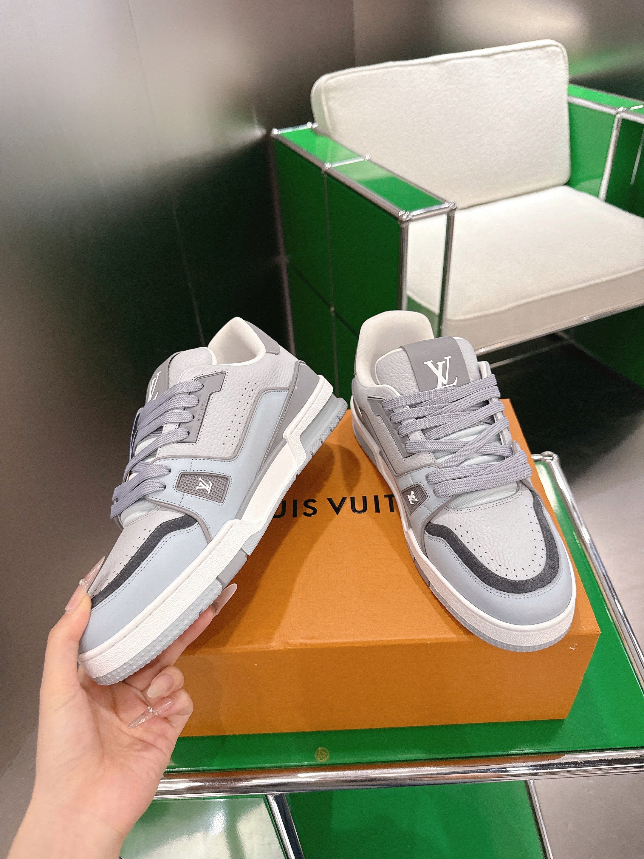 LV 26ss Trainer Sneakers Light Gray Cowhide 632148