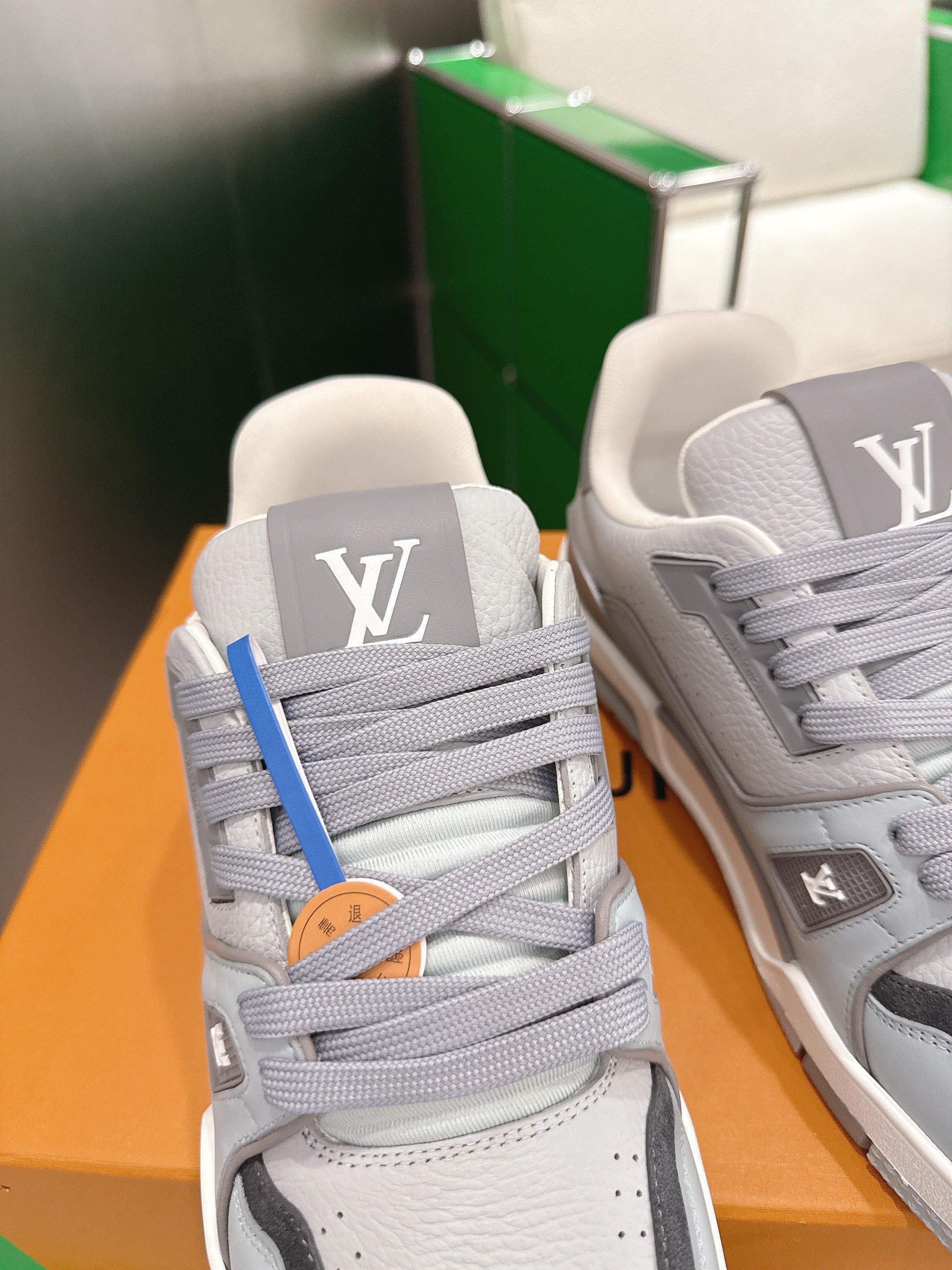 LV 26ss Trainer Sneakers Light Gray Cowhide 632148