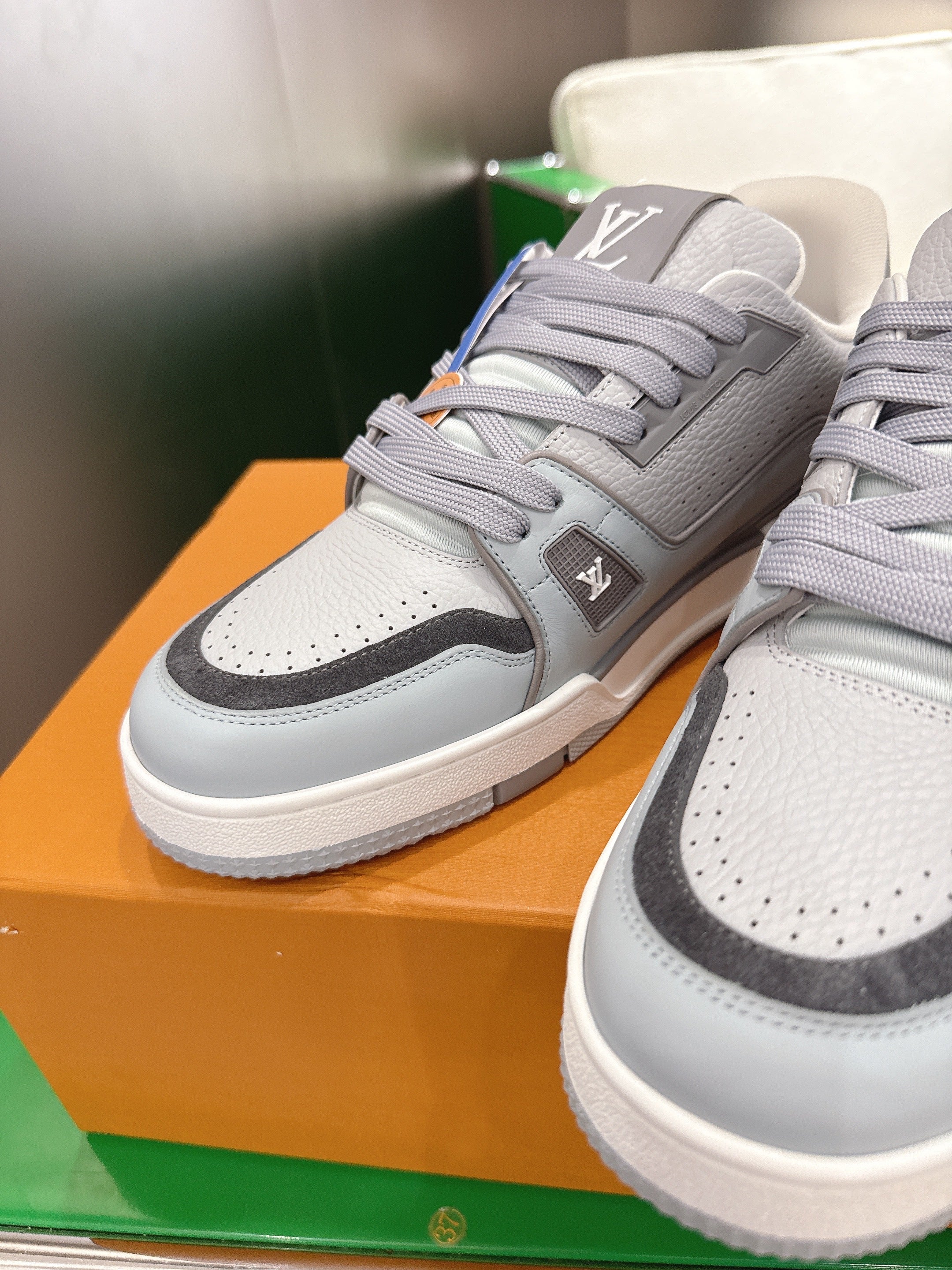 LV 26ss Trainer Sneakers Light Gray Cowhide 632148
