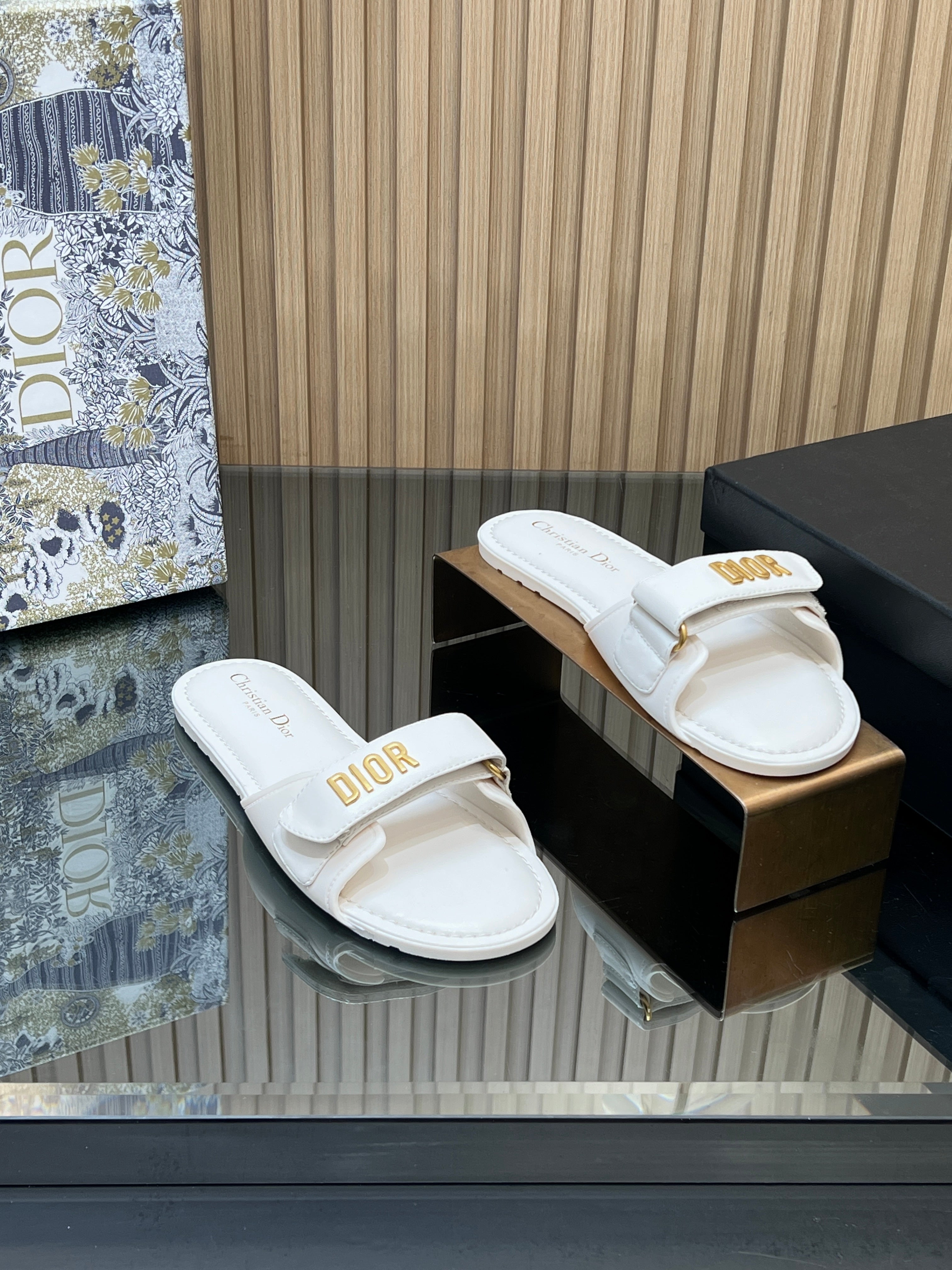 CD 26s Beach Sandals White Sheepskin 665320