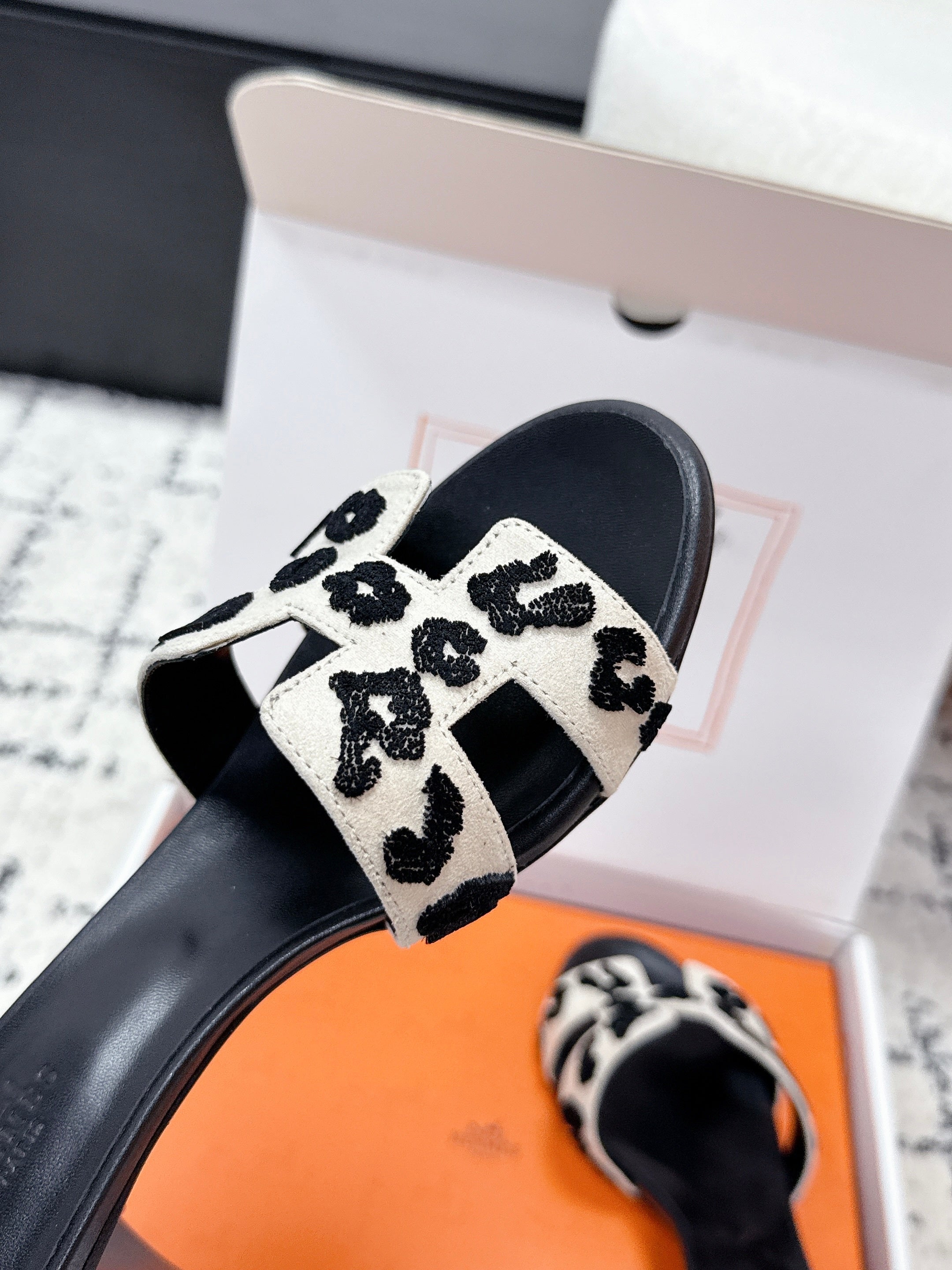 HM 26ss High-Heeled Sandals 50 Black Ivory Suede Cowhide 617226