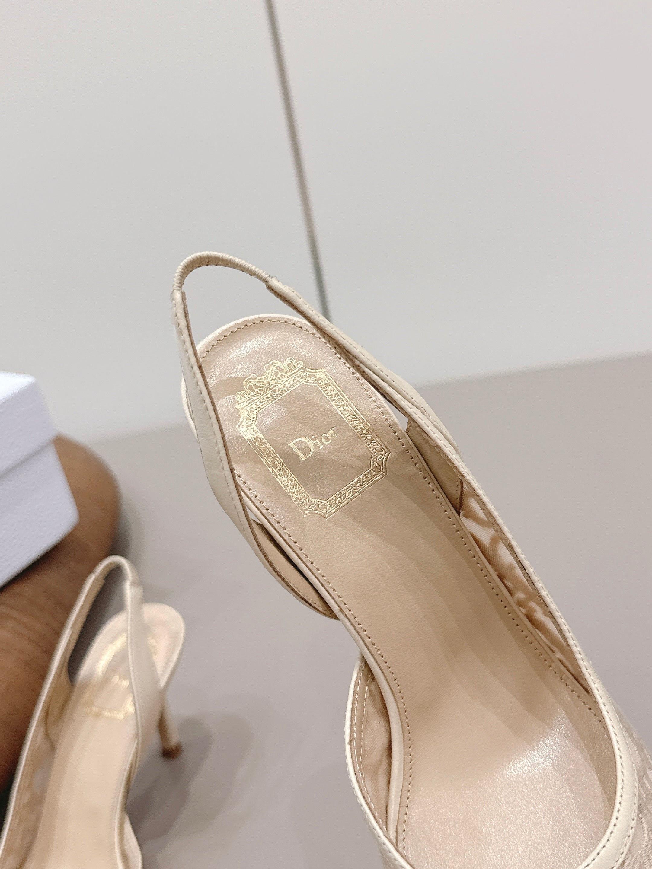 CD 26A Slingback 80 Sheepskin Lace Embroidery