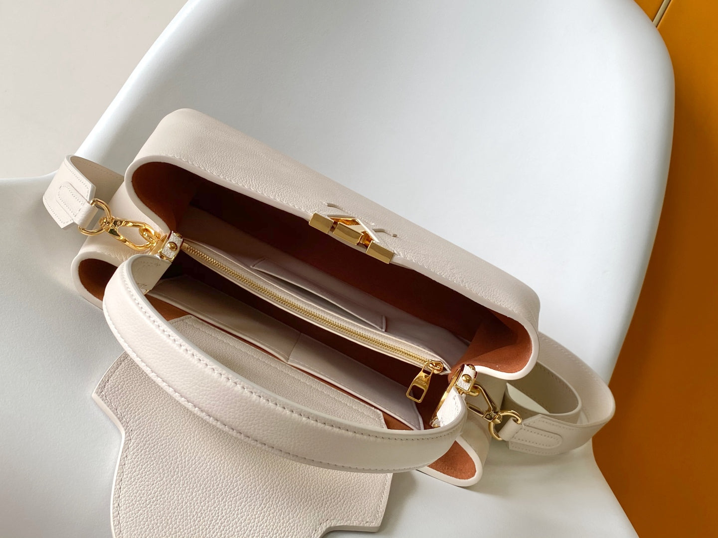 CAPUCINES GM 33CM BEIGE GOLD TAURILLON LEATHER 252023